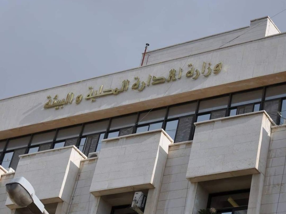 وزارة الإدارة المحلية تبدأ بإجراءات إعادة آلاف المفصولين إلى وظائفهم
