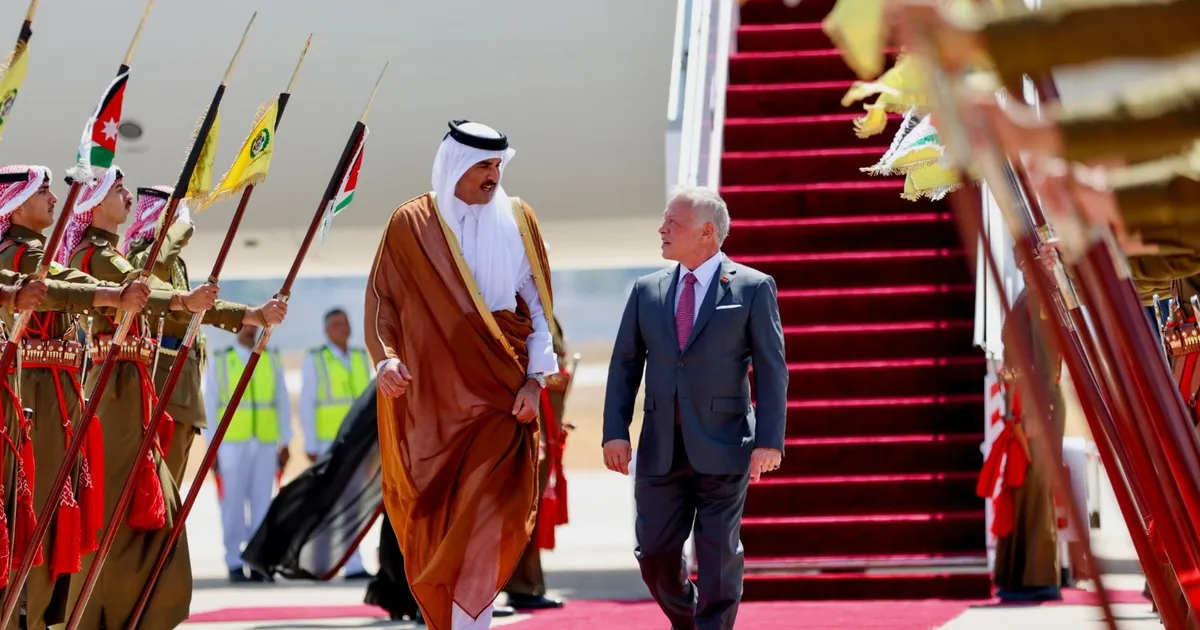 ملك الأردن وأمير قطر يؤكدان أهمية "الحلول السياسية" لأزمات المنطقة
