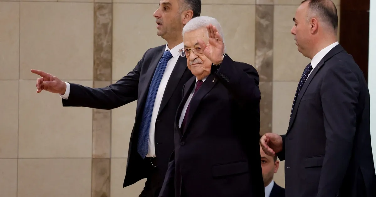 محمود عباس يصل بريطانيا لبحث حل الدولتين والاعتراف بفلسطين