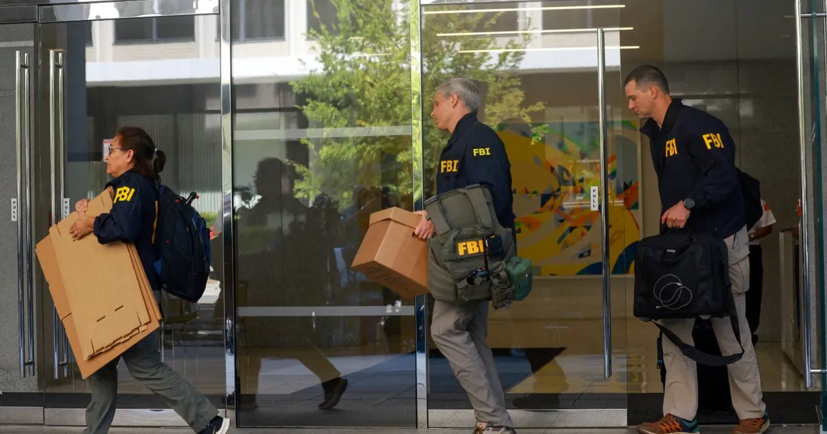 بعد مداهمة منزله.. تفاصيل جديدة عن اتهامات FBI لبولتون بخرق السرية