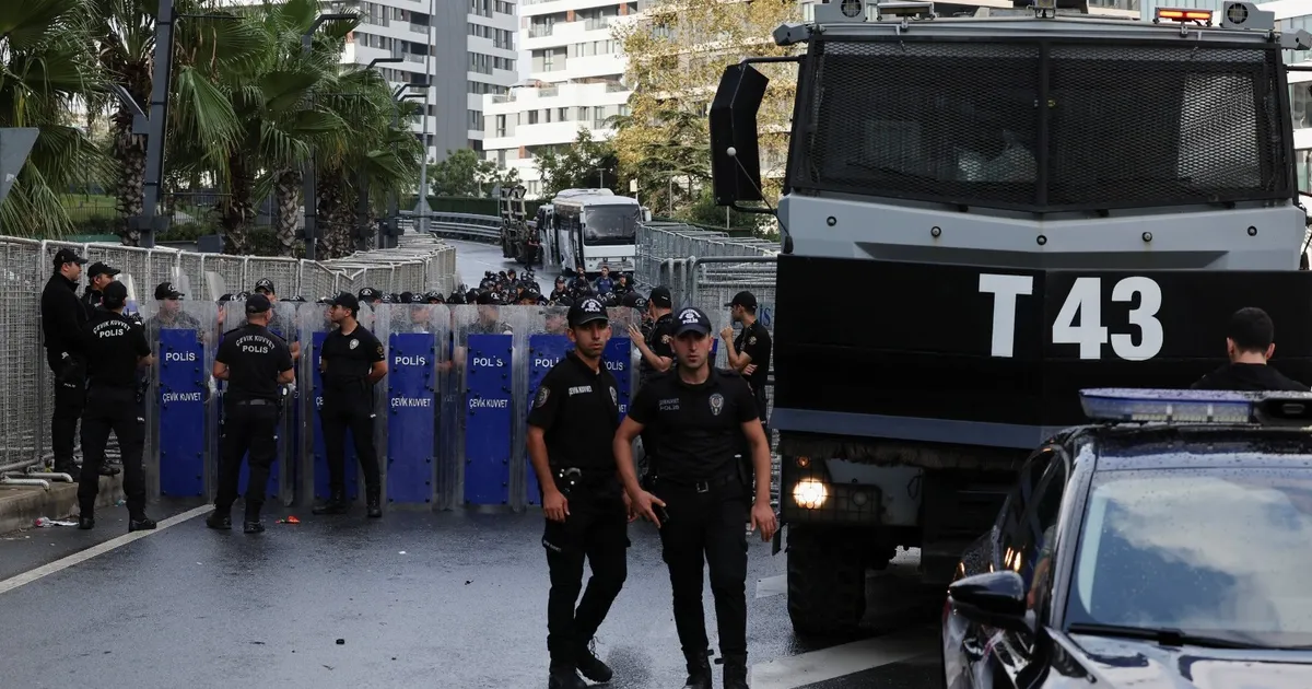 تركيا.. صبي عمره 16 عاماً يهاجم مركز شرطة ويقتل ضابطين