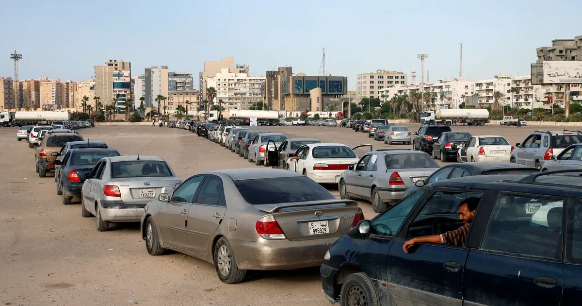 طوابير طويلة ومحطات مغلقة.. أزمة البنزين تتجدد في مدن ليبية