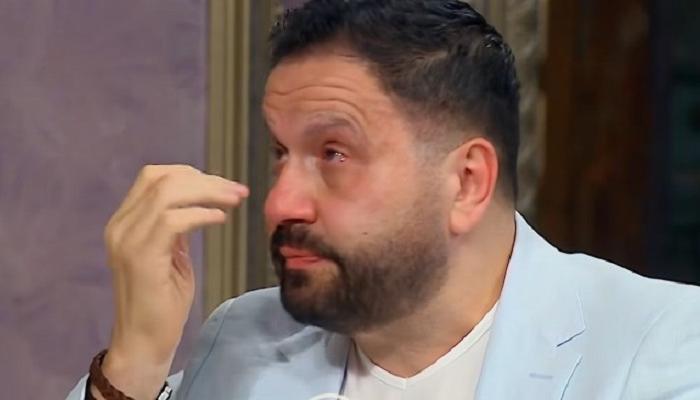 إدوارد ينهار باكيا: عشت أسوأ فترة في حياتي بسبب المرض