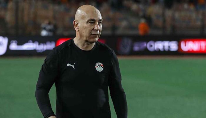 بـ«كوب شاي».. حسام حسن يخطف الأضواء في افتتاحية الدوري المصري (فيديو)
