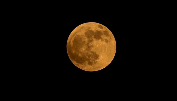 صلاة الخسوف في الحرم .. شاهد كيف ظهر القمر في مكة المكرمة (صور)