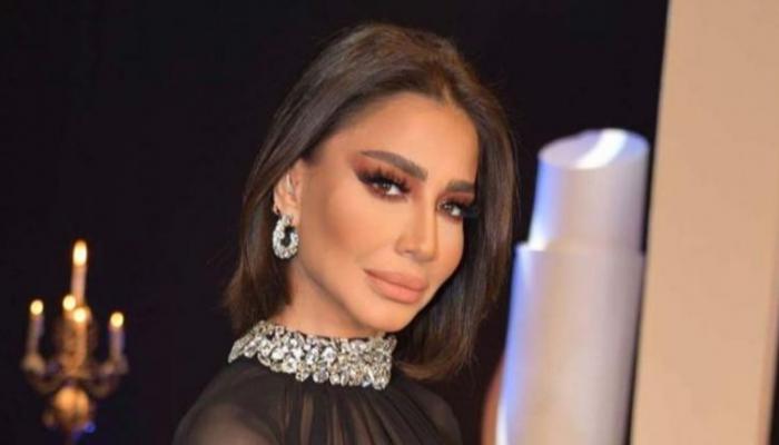 بسمة وهبة تخوض البحر أثناء خسوف القمر بحثًا عن التخلص من الطاقة السلبية