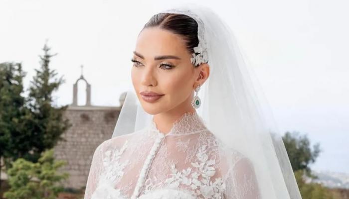داليدا خليل تدخل القفص الذهبي.. فستان راق ومجوهرات زمردية
