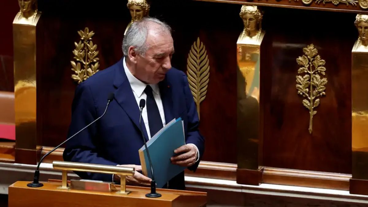 البرلمان الفرنسي يطيح بحكومة فرانسوا بايرو.. ماذا بعد؟