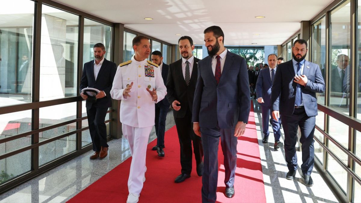 الشرع يلتقي قائد القيادة المركزية الأمريكية بدمشق
