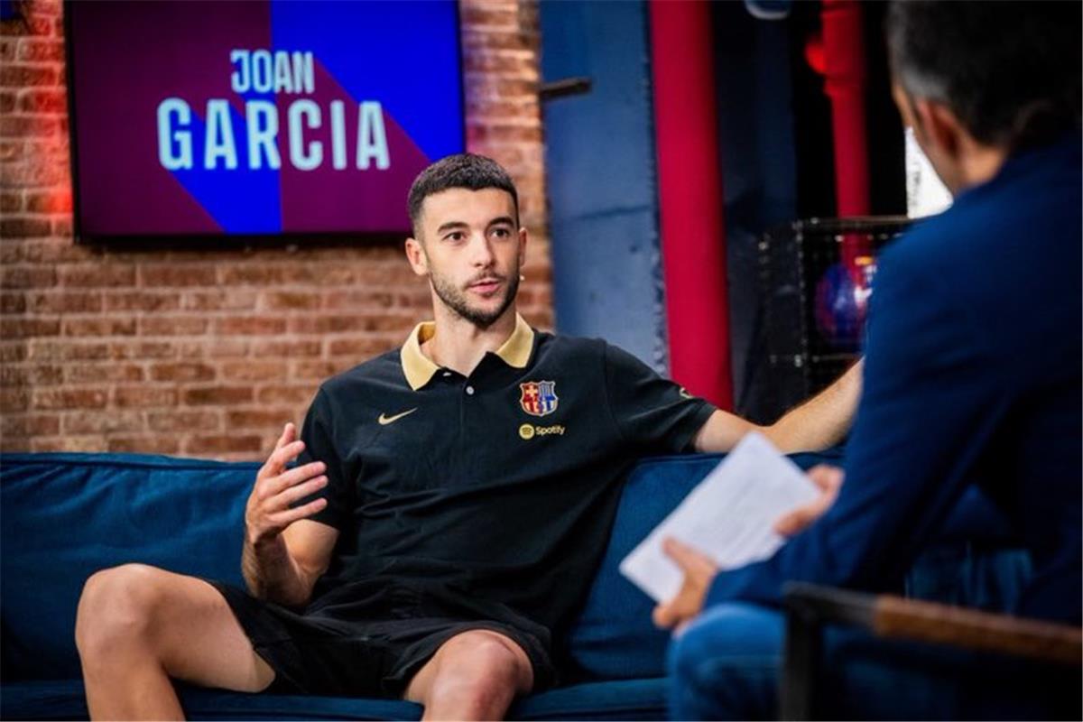 خوان جارسيا يصف فليك بكلمة واحدة.. ويتغزل في لاعب برشلونة