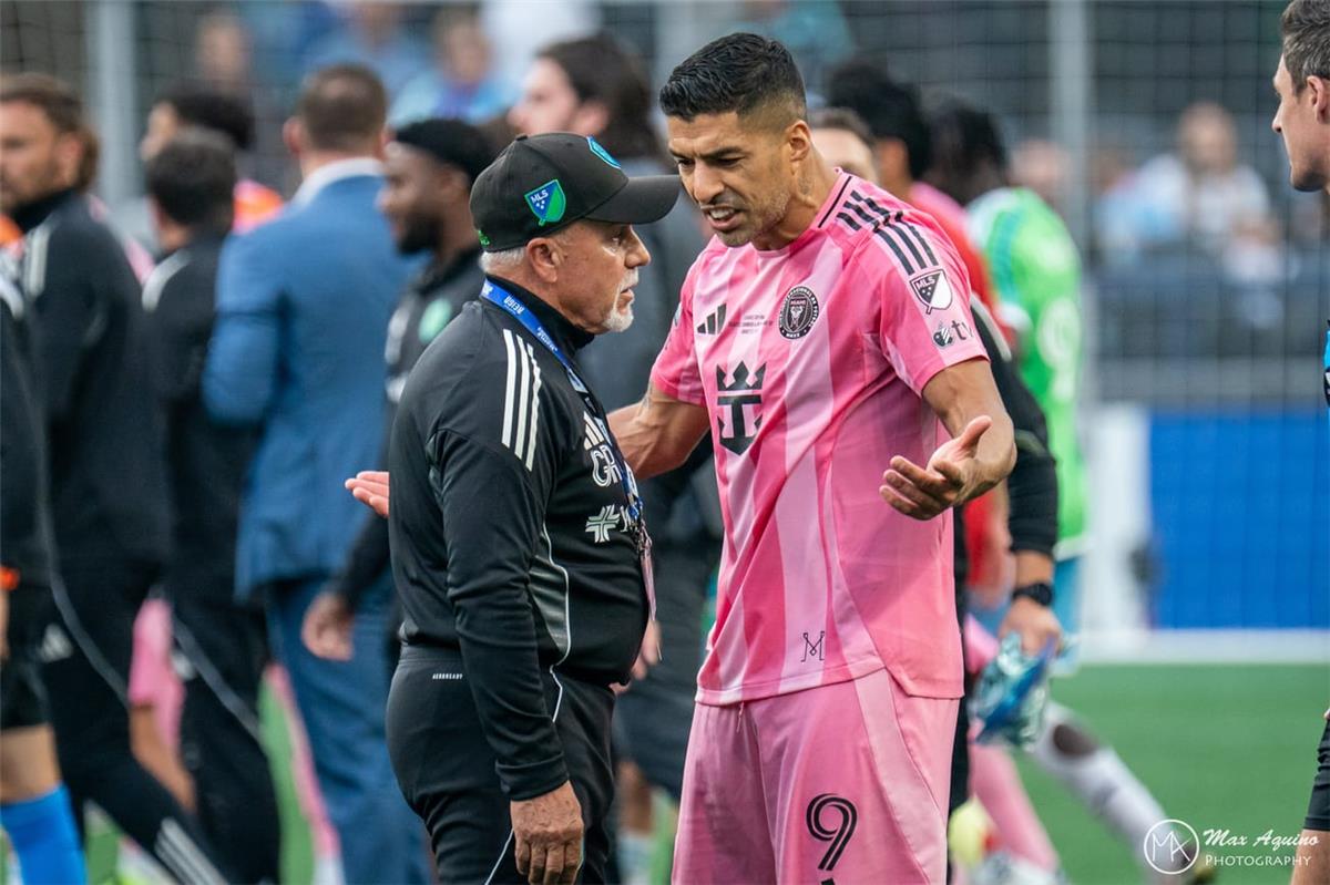 الاتحاد الأمريكي يصدر عقوبة جديدة ضد لويس سواريز في واقعة البصق على المدرب