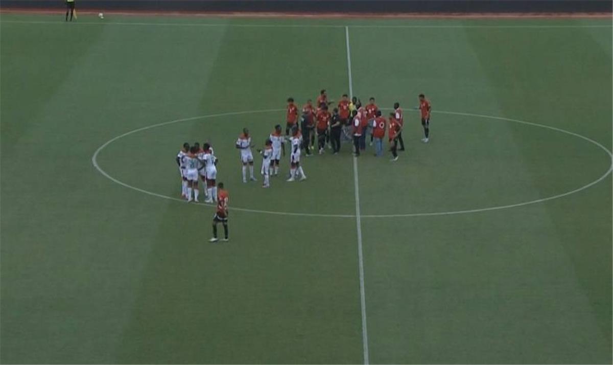 لاعب منتخب مصر يغادر مباراة بوركينا فاسو مصابًا