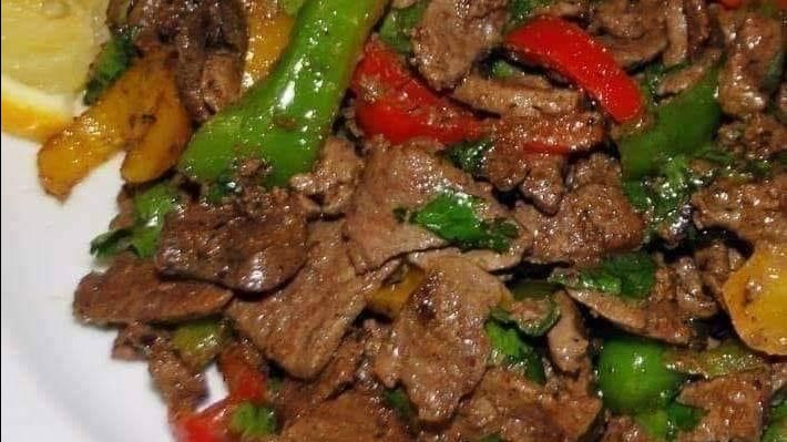 مذاق لايقاوم .. طريقة عمل الكبدة بالبصل والفلفل الوان