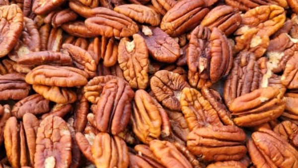 ماذا يحدث لجسمك عند تناول جوز البيكان؟