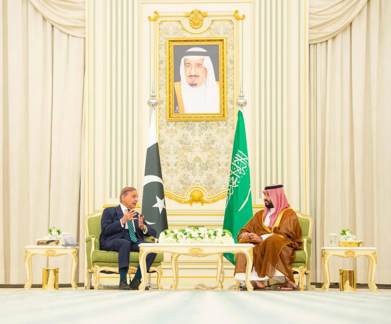 باكستان.. رئيس الوزراء يبحث الحرب في غزة مع محمد بن سلمان في السعودية