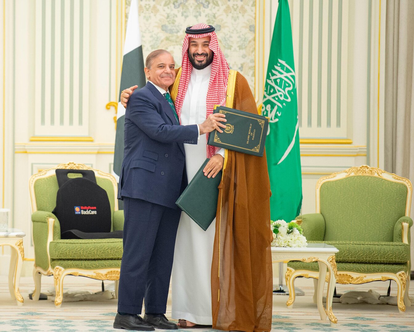 "رسالة نووية إلى واشنطن وإسرائيل".. الاتفاق الدفاعي بين السعودية وباكستان يثير تفاعلا
