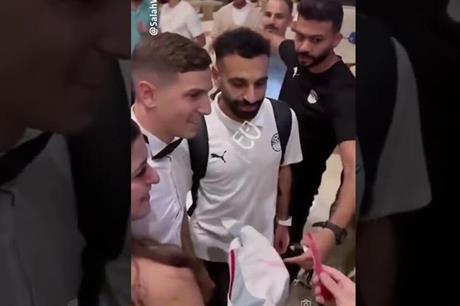 "زهقتني من مكة".. رد مفاجئ من صلاح على مشجع - ملاعب