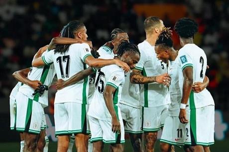انزلاق جماعي.. سقوط لاعبي نيجيريا عند الدخول إلى الملعب يثير السخرية - ملاعب