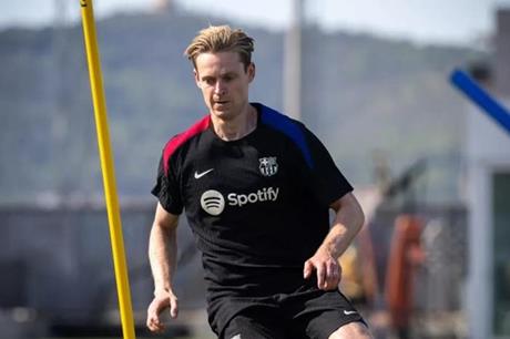 لاعب برشلونة يسابق الزمن للحاق بمباراة نيوكاسل - ملاعب
