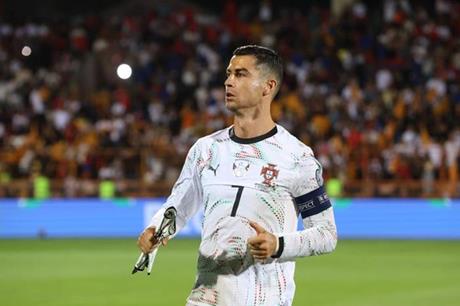 رد فعل طفل يقف بجانب رونالدو قبل مواجهة البرتغال وأرمينيا يثير تفاعلا واسعا (فيديو) - ملاعب