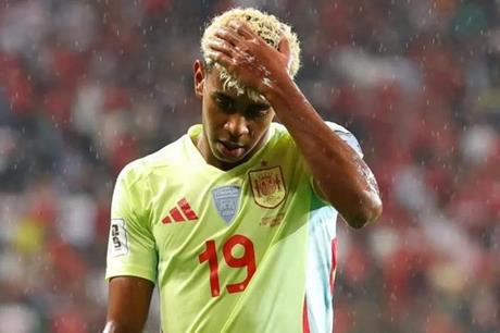 على الرغم من فقدانه جواز سفره.. يامال يعود إلى إسبانيا - ملاعب