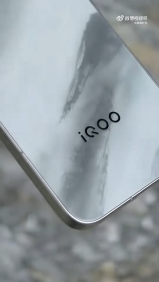 هاتف iQOO 15 يأتي بظهر متغير الألوان
